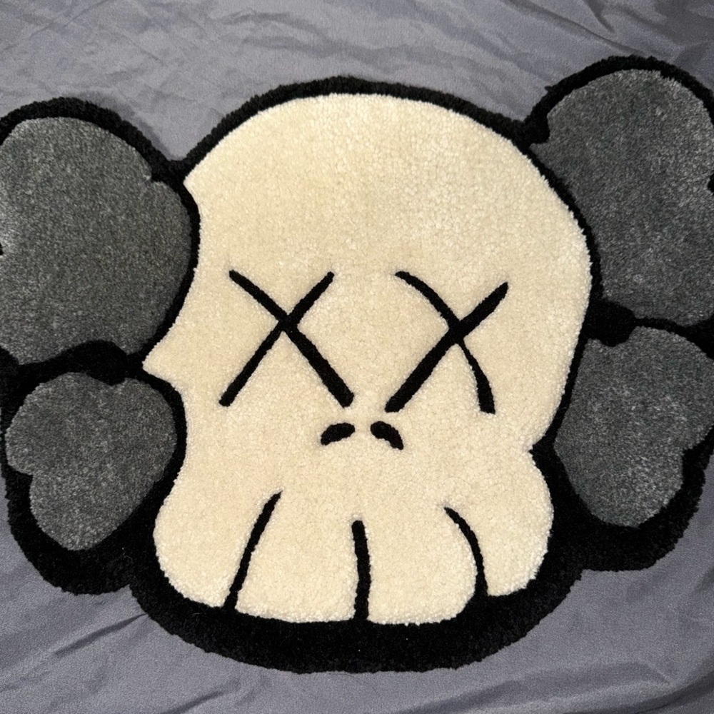 HANDMADE KAWS ART RUG
(18in x 12in)